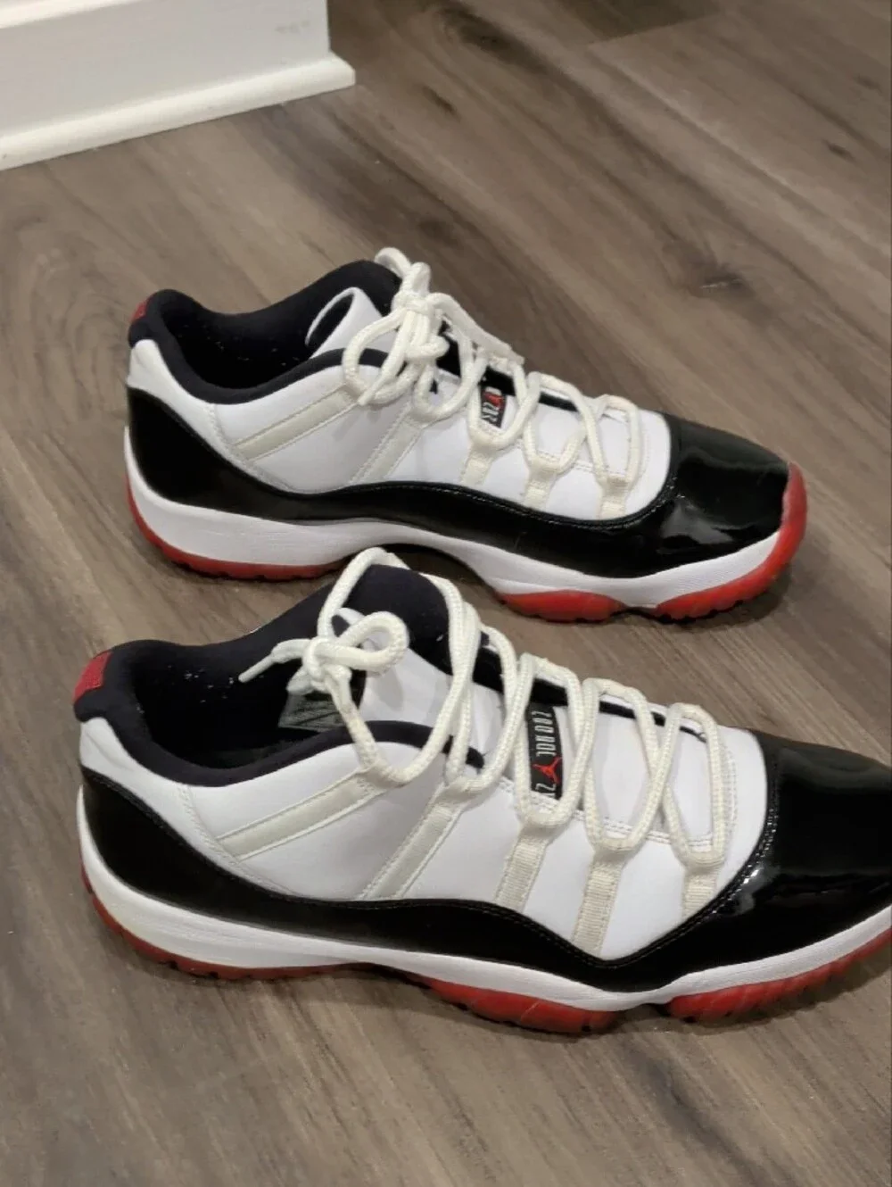 Nike Low-Top Sneakers in White, Black, Red